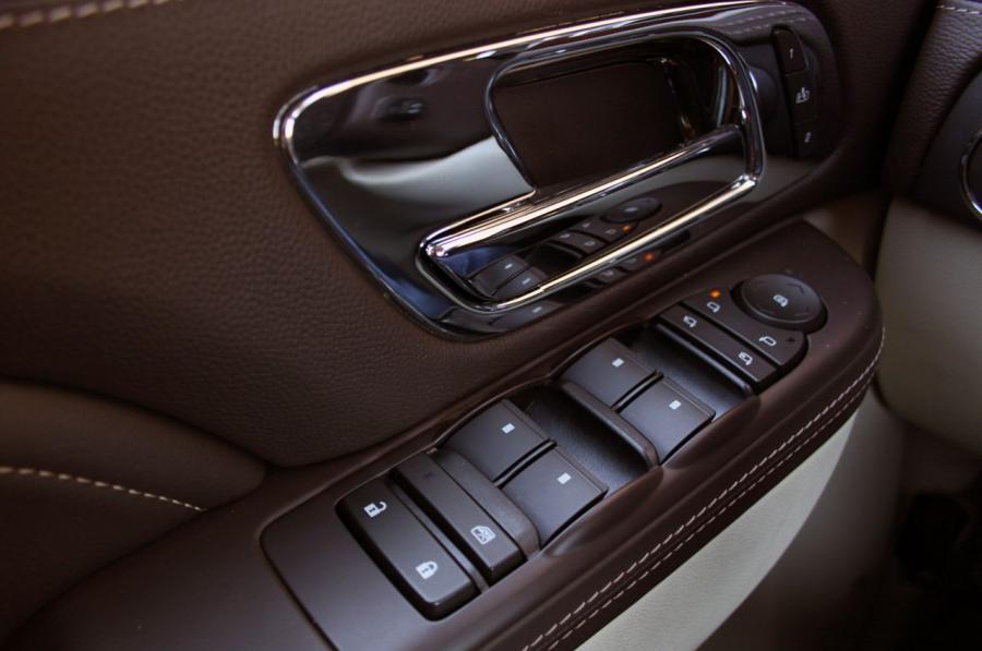 Cadillac Escalade Platinum Hybrid 2011 года  (фото 18 из 60)